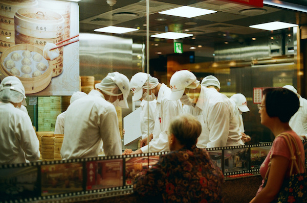 台湾の料理店で作業をする人々